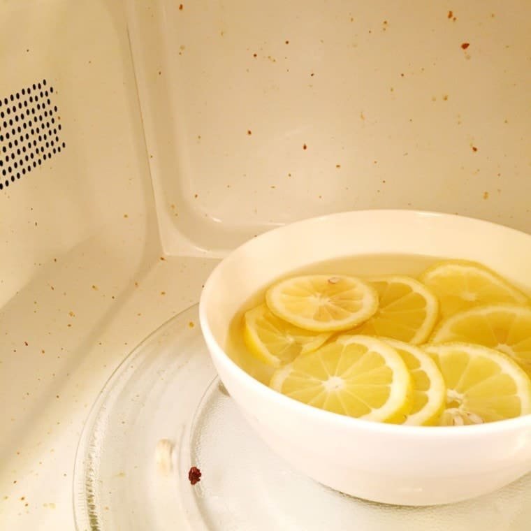 Effortless Microwave Cleaning with Lemon Vinegar