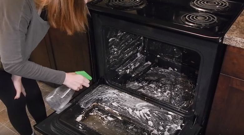 Natural Oven Cleaning with Vinegar & Baking Soda