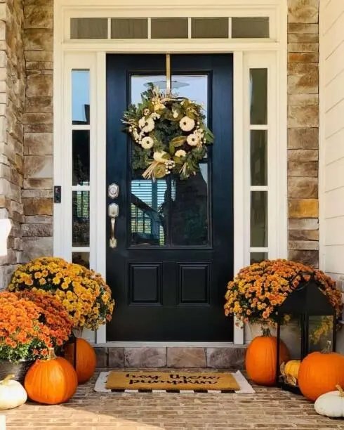 Contrasting Fall Accents for Black Door