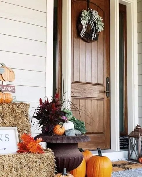 Haystacks and Pumpkin Decor