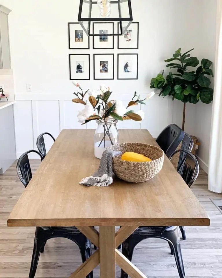 Simple Dining with Black Details